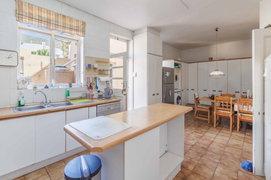 6 Bedroom Property for Sale in Fresnaye Western Cape